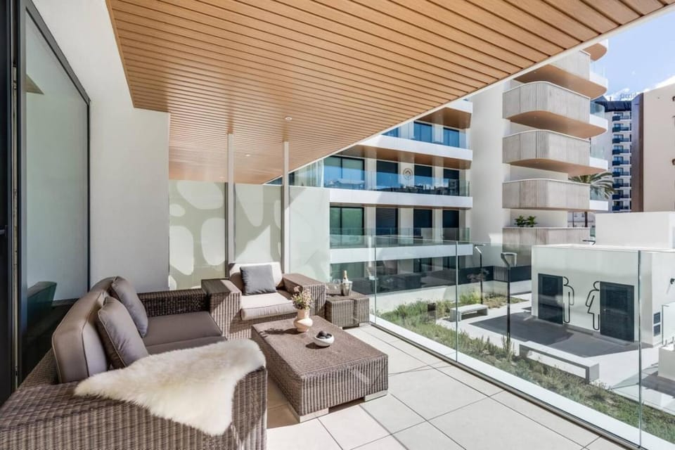 Property building, Patio, Balcony/Terrace, Balcony/Terrace, Seating area