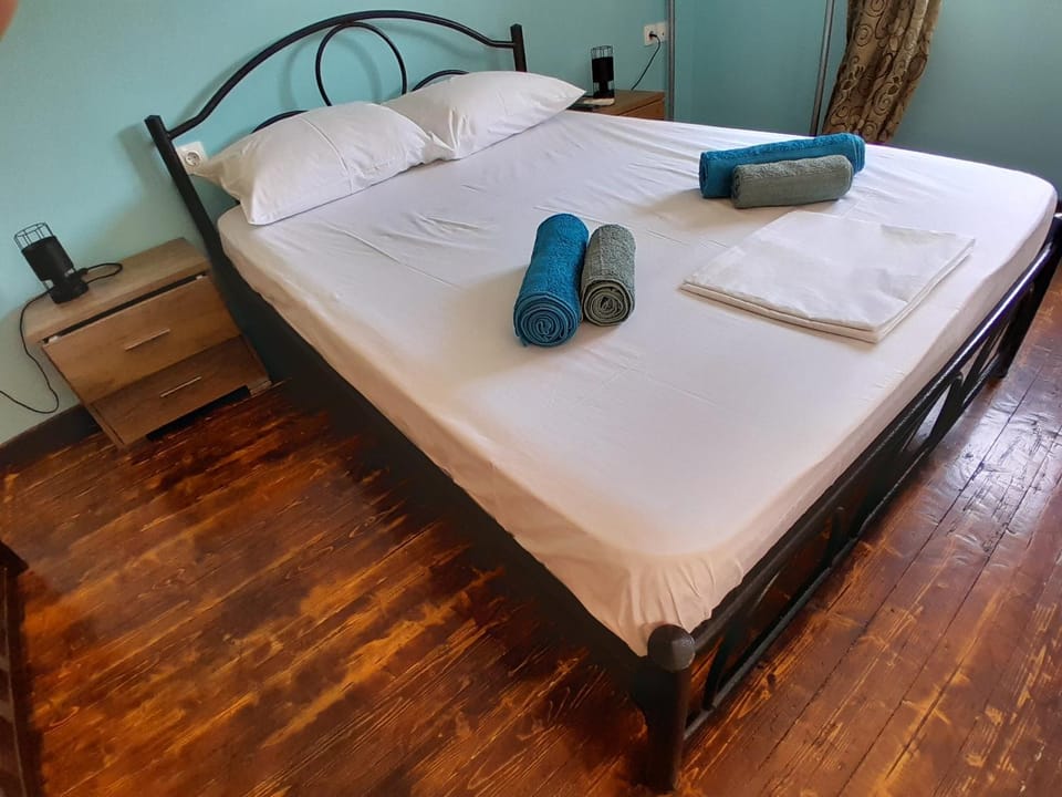 Bed, Photo of the whole room, Bedroom, towels
