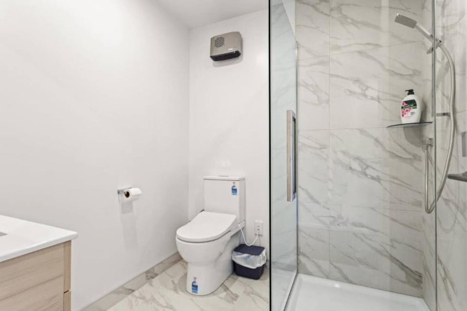 Well-styled Vibrant 2 Bed Home House in Auckland