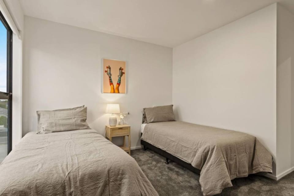 Well-styled Vibrant 2 Bed Home House in Auckland