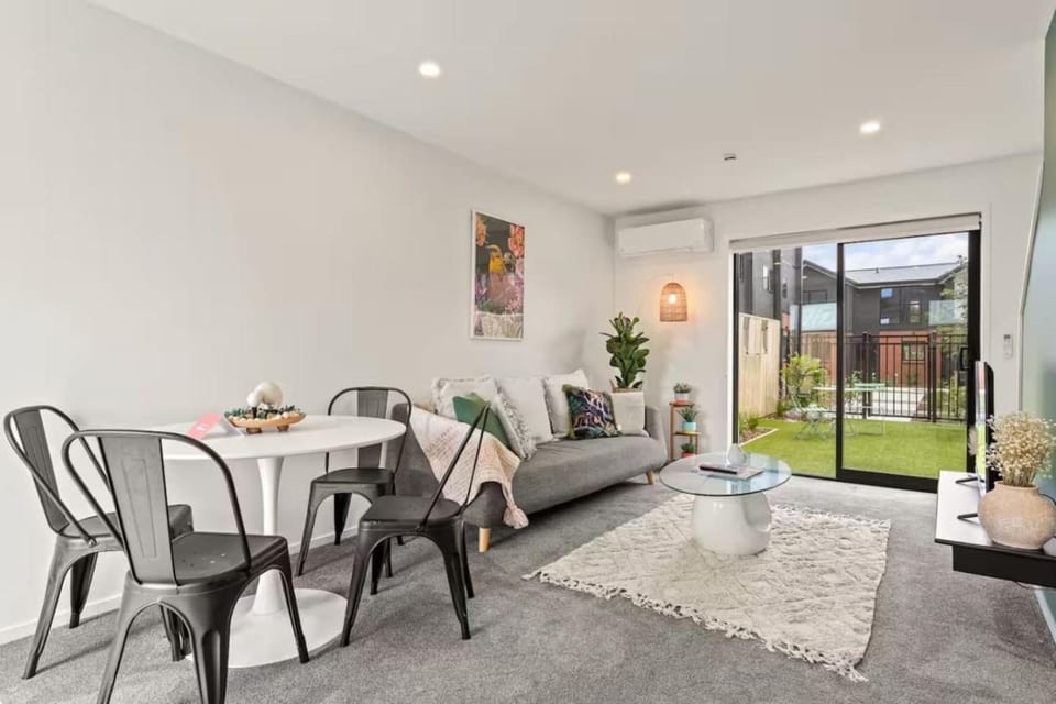 Vibrant 2 bed Henderson Abode House in Auckland