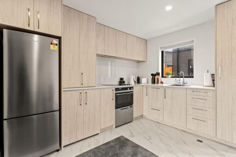 Modern and Bright Auckland 2 Bed House in Auckland