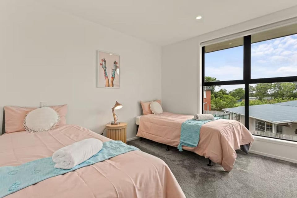 Modern and Bright Auckland 2 Bed House in Auckland