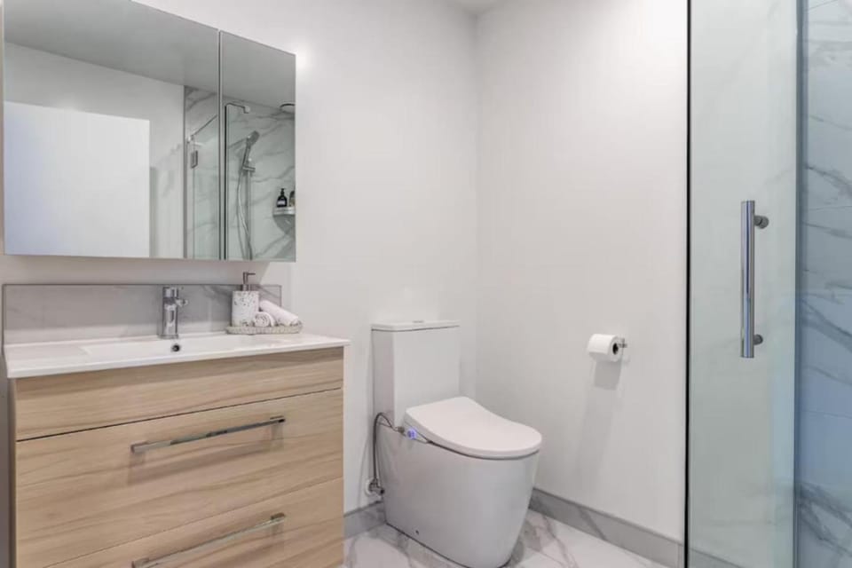 Modern and Bright Auckland 2 Bed House in Auckland