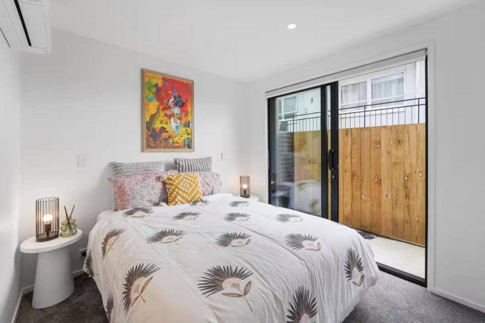 Bright and Stylish Tauranga Home House in Tauranga