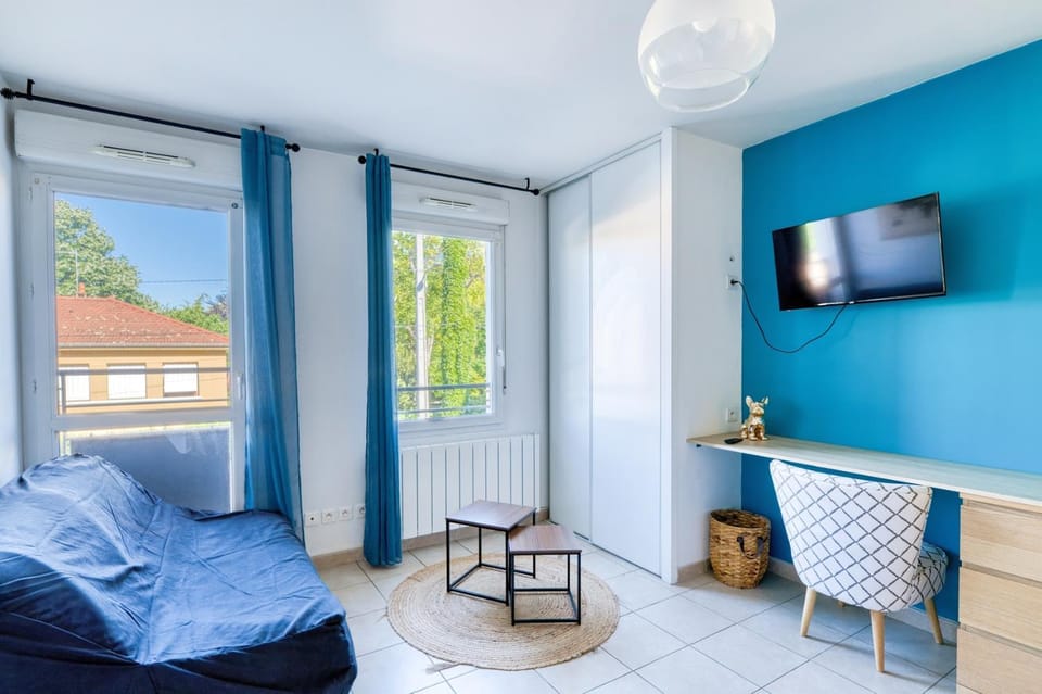 Bed, TV and multimedia, Living room