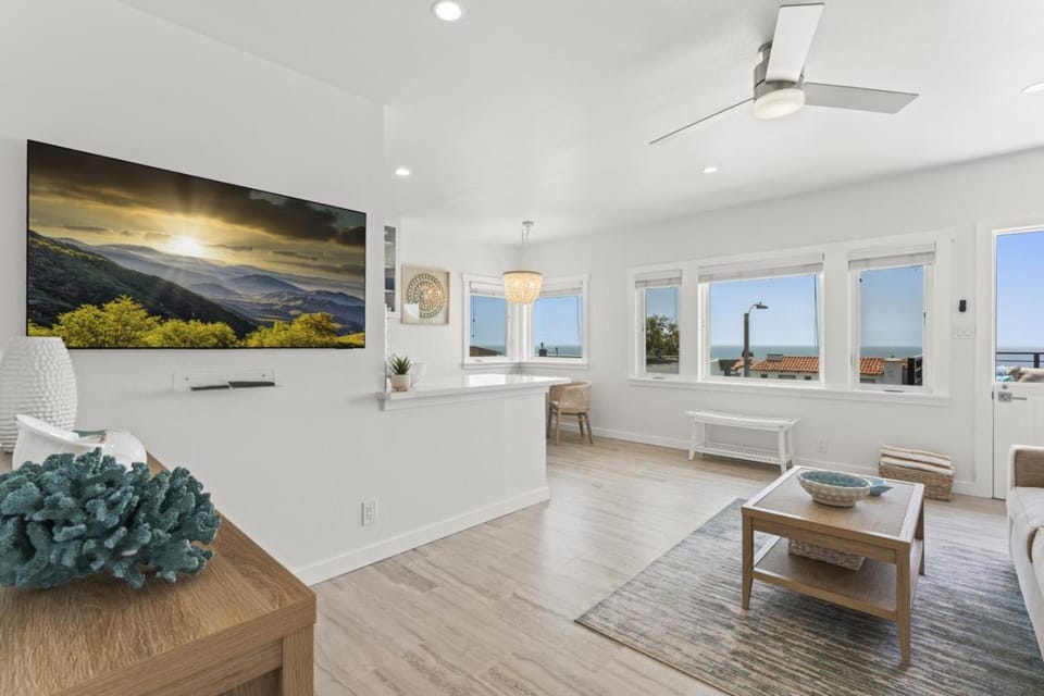 Penthouse Steps from Victoria Beach 180 degree ocean views Apartment in Laguna Beach