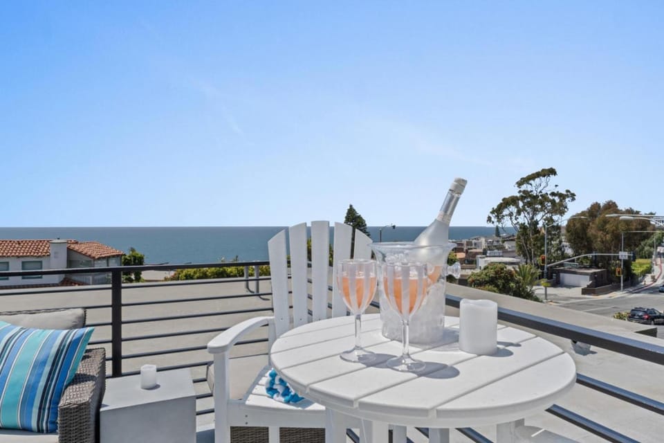Penthouse Steps from Victoria Beach 180 degree ocean views Apartment in Laguna Beach