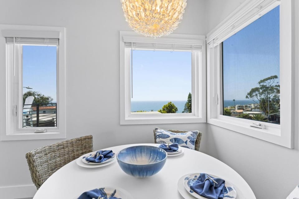Penthouse Steps from Victoria Beach 180 degree ocean views Apartment in Laguna Beach