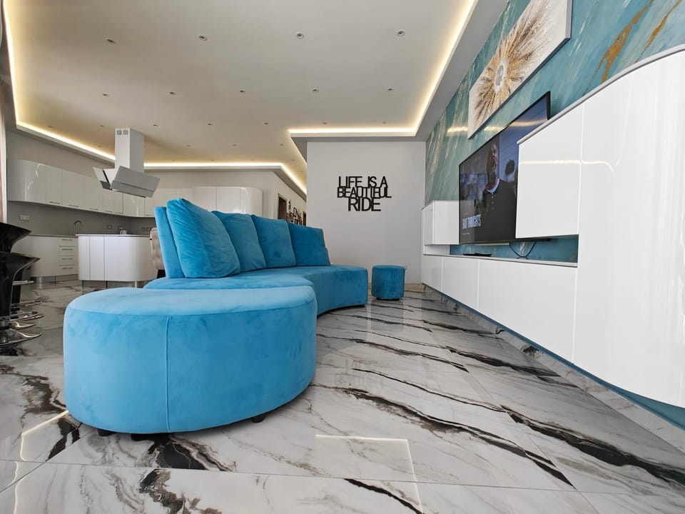 TV and multimedia, Kitchen or kitchenette, Living room, Seating area, Entertainment