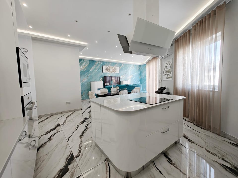 TV and multimedia, Kitchen or kitchenette, Living room, Dining area, oven, stove