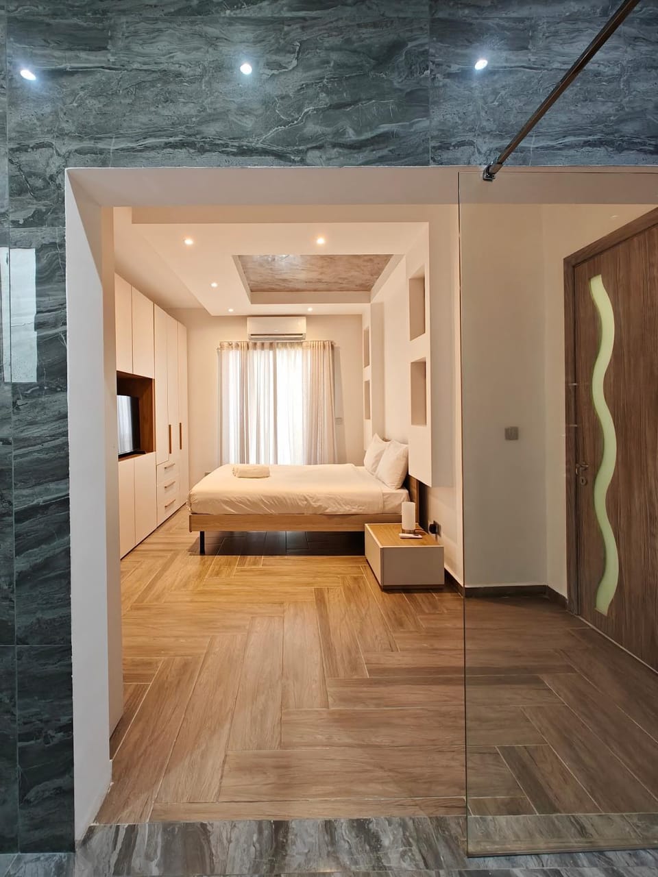 Bed, TV and multimedia, Photo of the whole room, Bedroom, towels