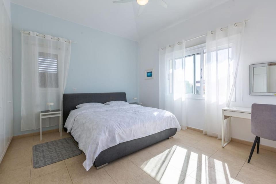 Villa Sapphire - Luxury 5BR Designer Retreat with a Private Swimming Pool House in Peyia