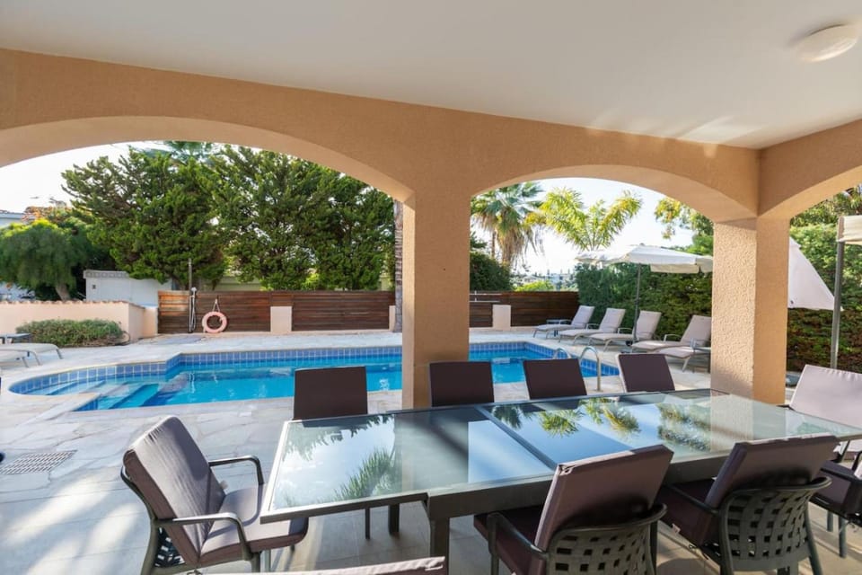 Villa Sapphire - Luxury 5BR Designer Retreat with a Private Swimming Pool House in Peyia