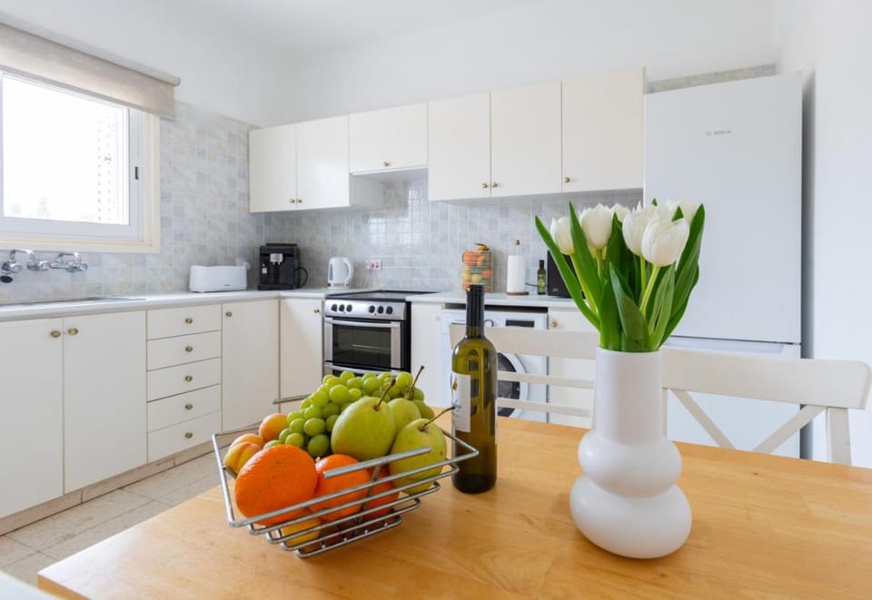 Villa Magnolia - Luxury 4-BR Retreat with Pool House in Peyia