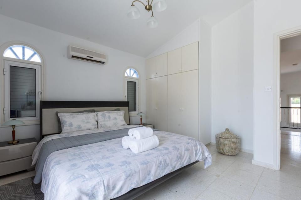 Villa Magnolia - Luxury 4-BR Retreat with Pool House in Peyia