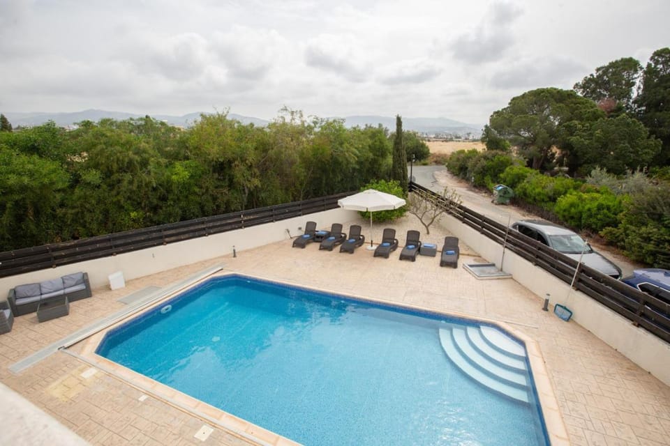 Villa Magnolia - Luxury 4-BR Retreat with Pool House in Peyia