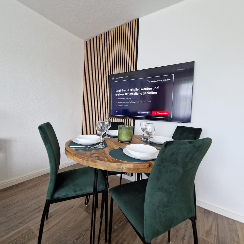 TV and multimedia, Living room, Seating area, Dining area
