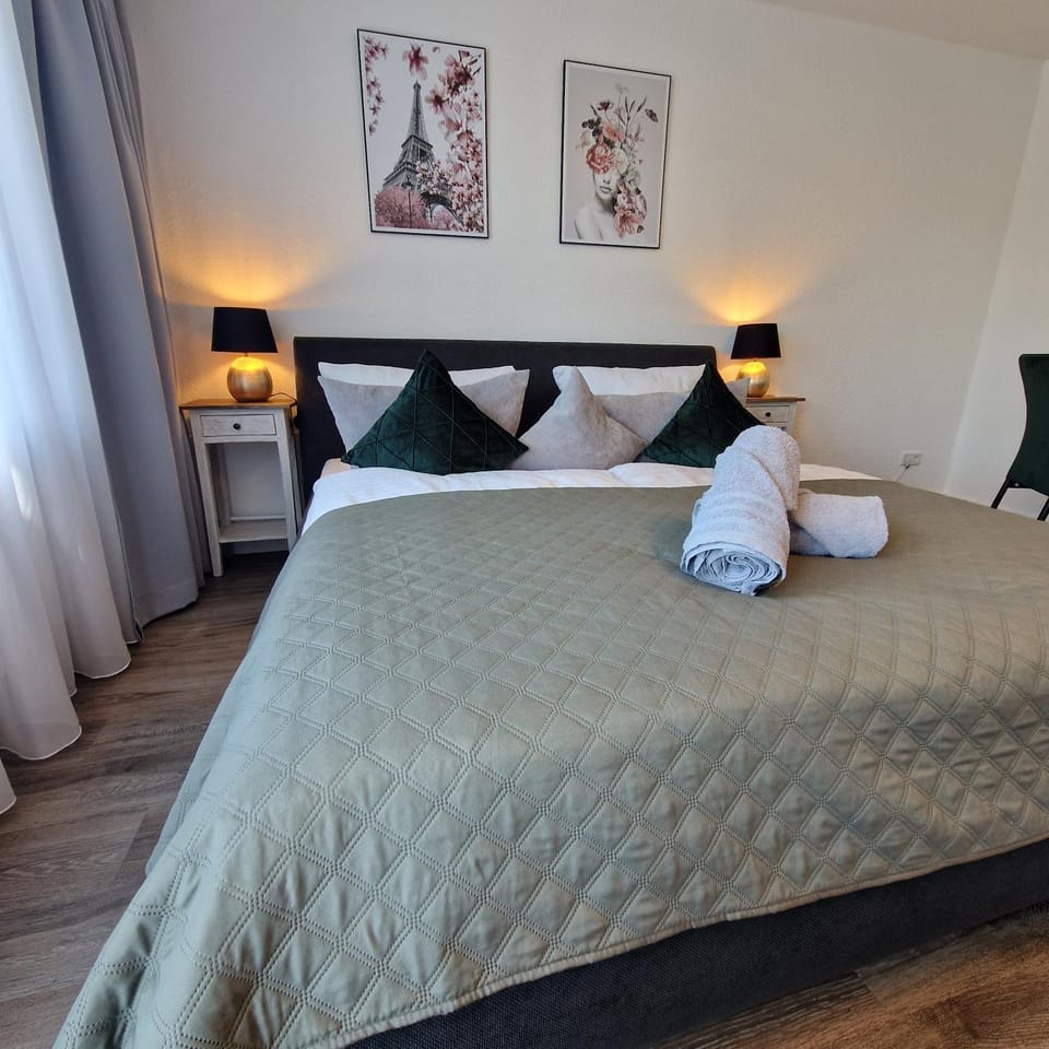 Bed, Bedroom, towels