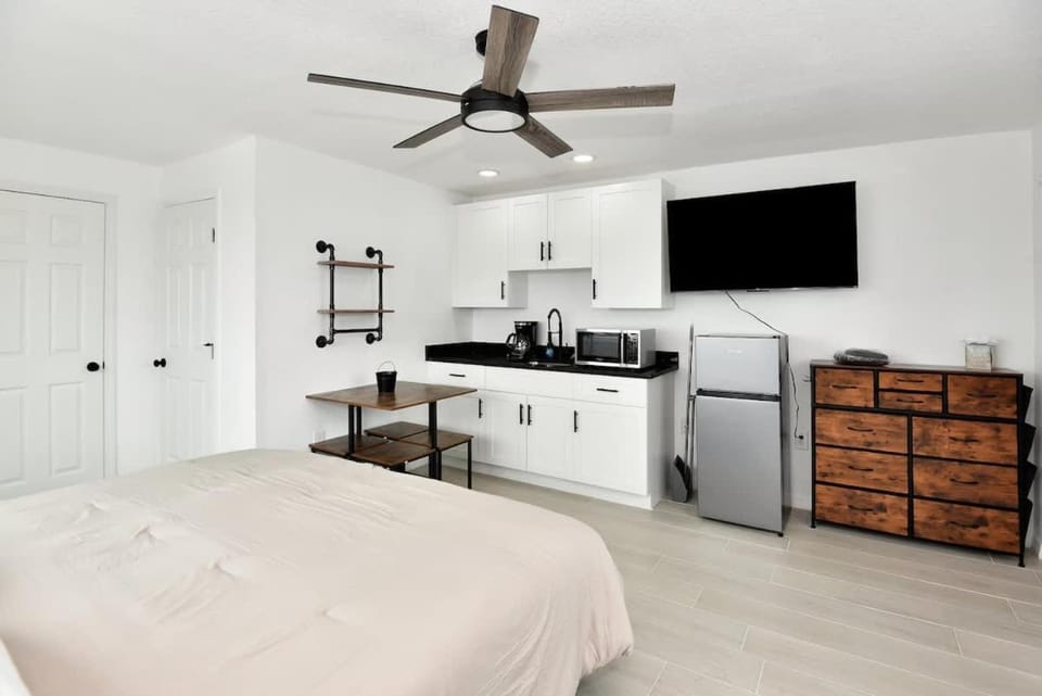 Breathtaking King Suite #9 Steps to Daytona Beach House in Daytona Beach Shores