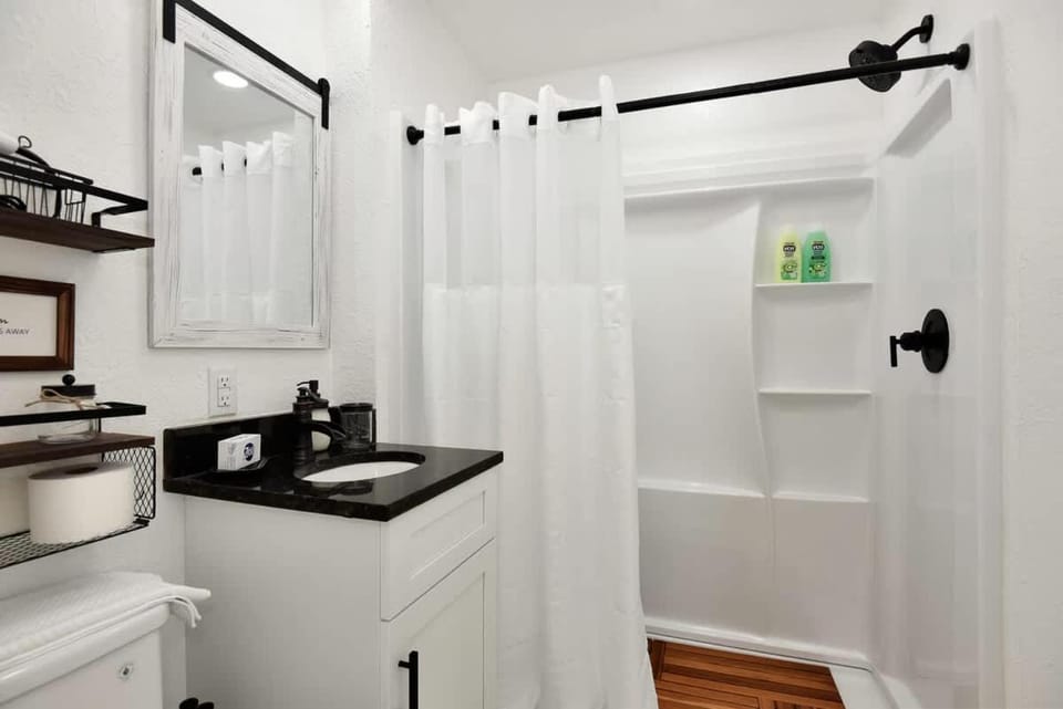 Breathtaking King Suite #9 Steps to Daytona Beach House in Daytona Beach Shores
