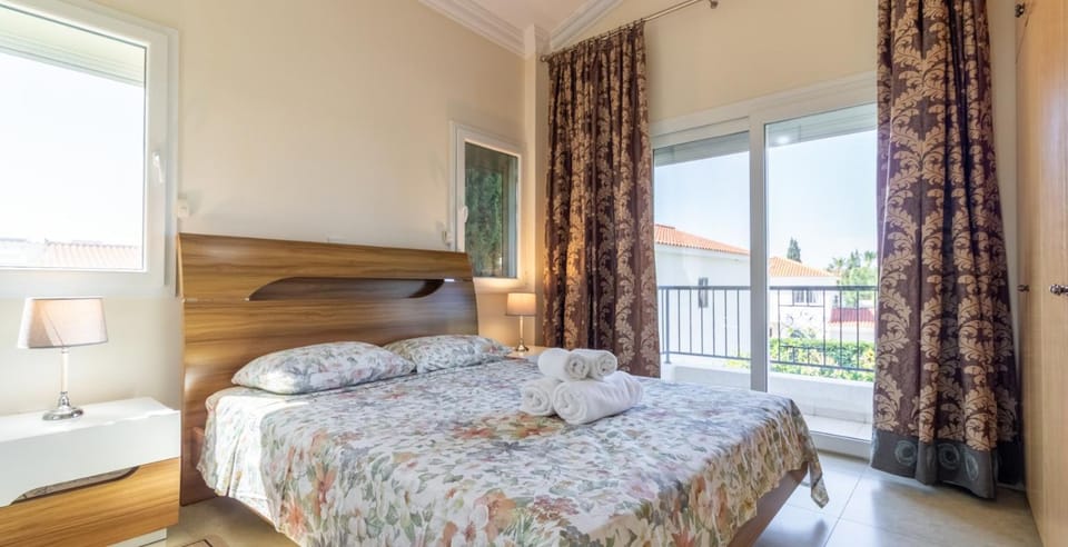 Villa Melania - Garden Haven near Coral Bay Beach House in Peyia
