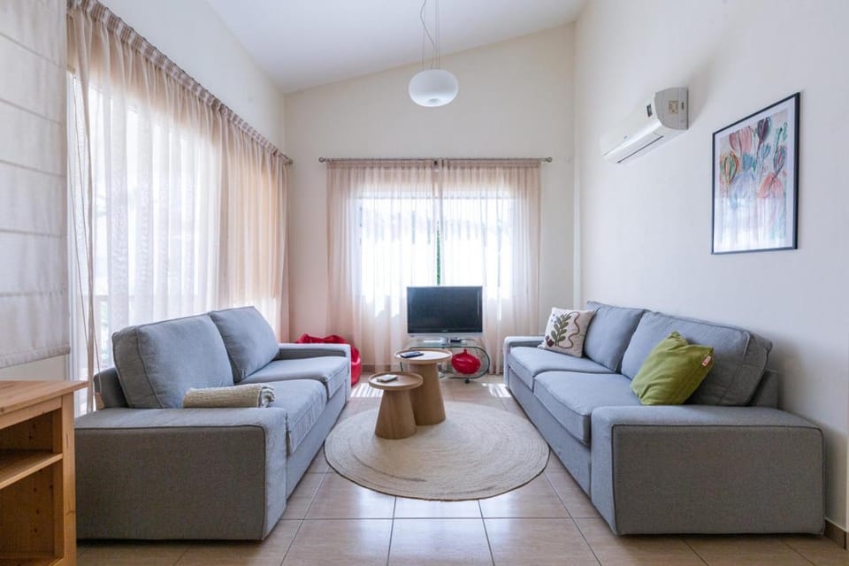 Bungalow Alexia - Garden Oasis near Coral Bay Beach House in Peyia