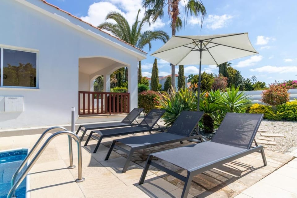 Bungalow Alexia - Garden Oasis near Coral Bay Beach House in Peyia