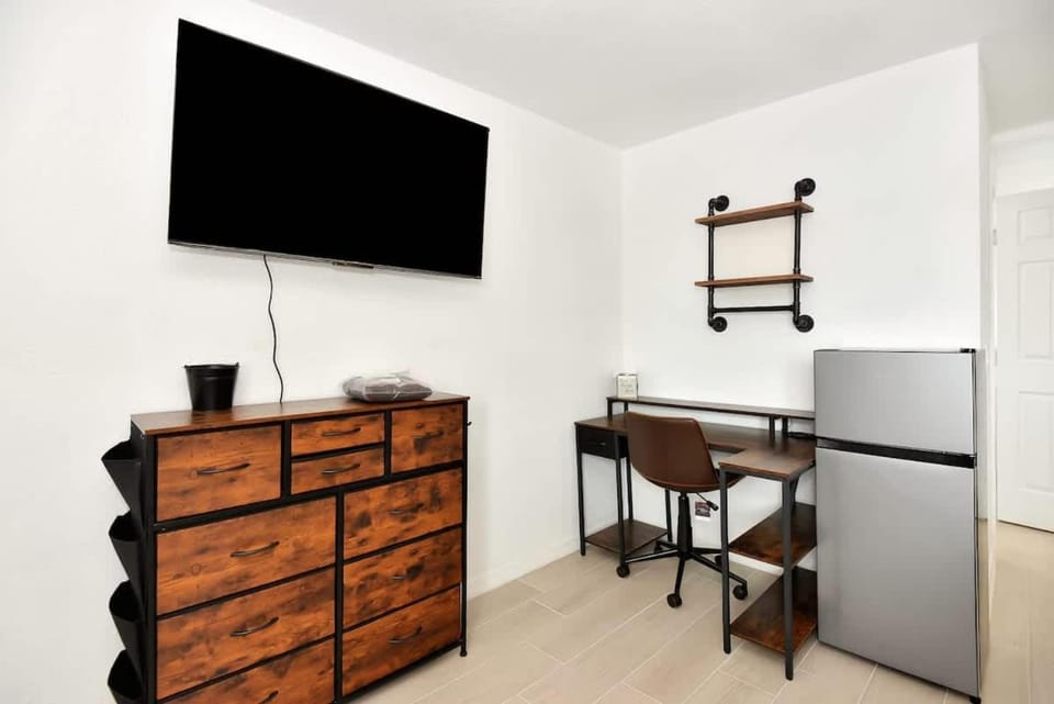 Modern King Suite #10 Steps to Daytona Beach Apartment in Daytona Beach Shores