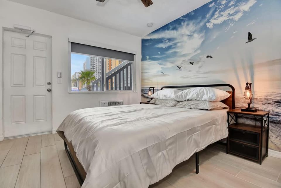 Modern Queen Suite #2 - Steps to Daytona Beach Apartment in Daytona Beach Shores