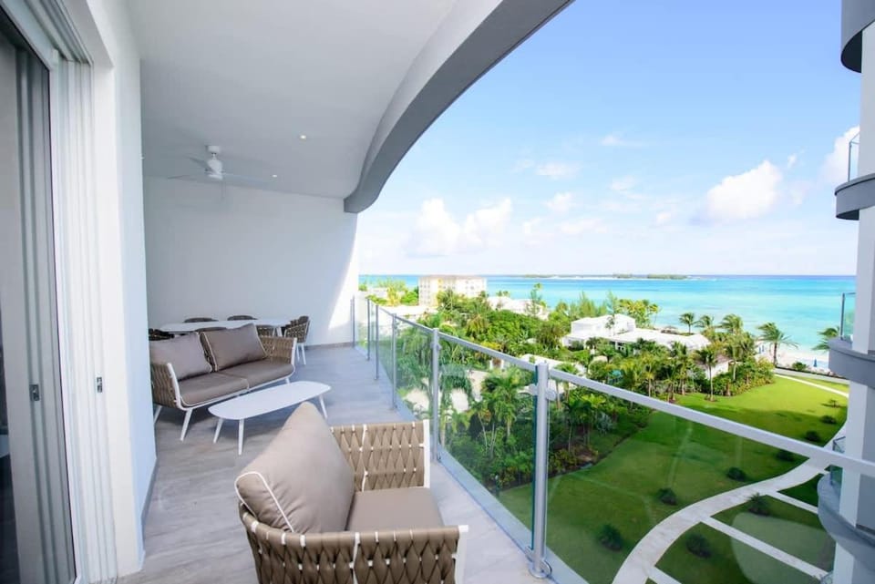 4 Bedroom Cable Beach Condo with Balcony House in Nassau
