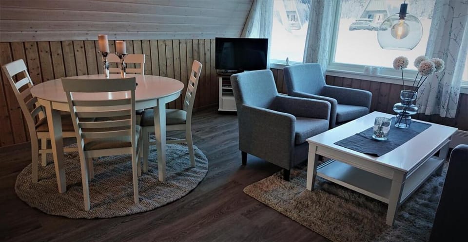 TV and multimedia, Living room, Seating area, Dining area
