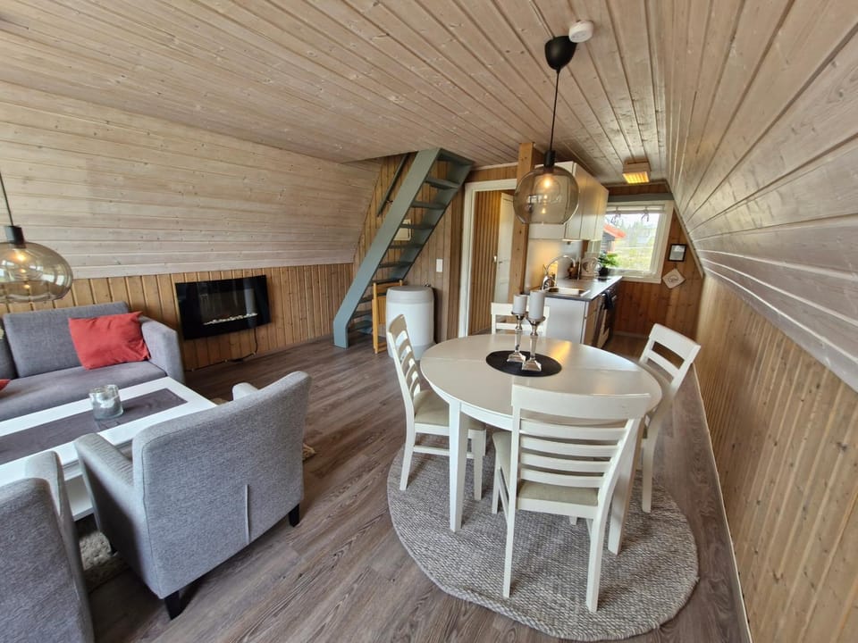 TV and multimedia, Living room, Seating area, Dining area