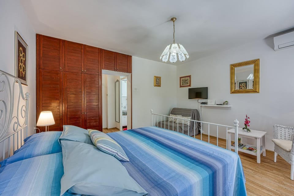 Bedroom, air conditioner