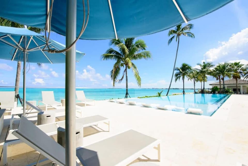 Cable Beach Condo Large private patio with BBQ House in Nassau