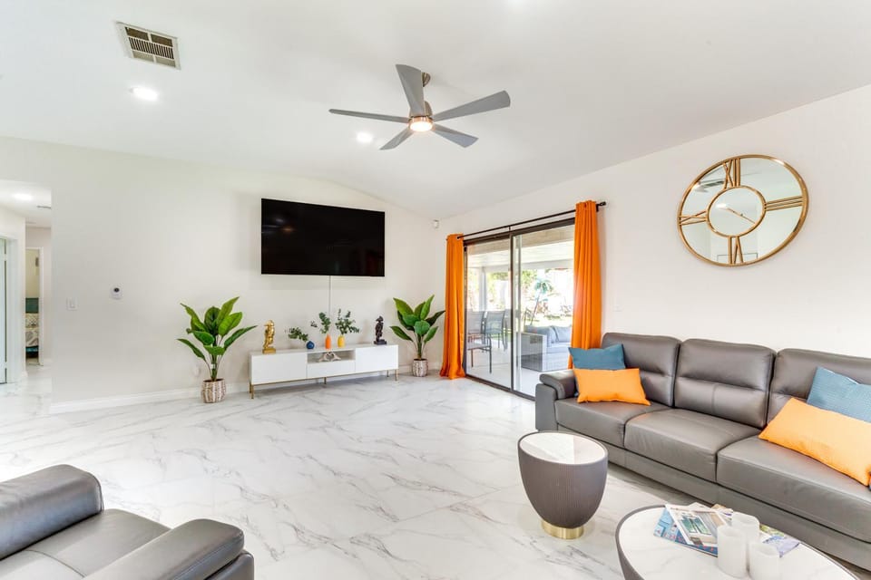 Game Room, Hot Tub & Mtn Views: Palm Springs Gem House in Palm Springs