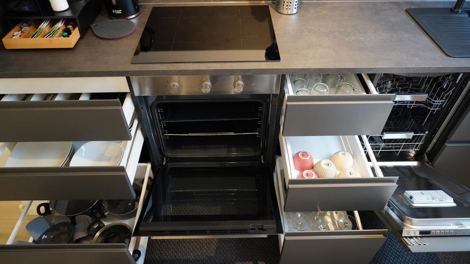 Coffee/tea facilities, Kitchen or kitchenette, oven, stove