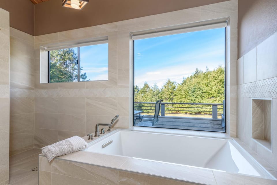 Riverview - Private Hot Tub - Sleeps 12 House in Sonoma County