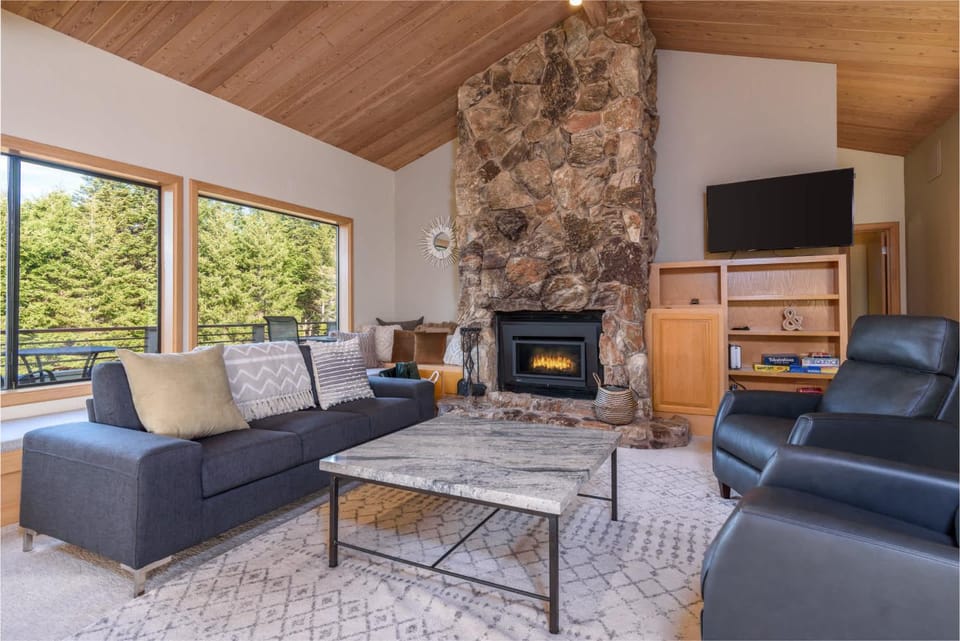 Riverview - Private Hot Tub - Sleeps 12 House in Sonoma County