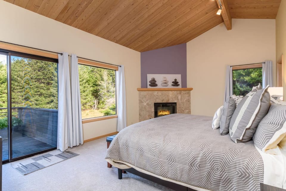 Riverview - Private Hot Tub - Sleeps 12 House in Sonoma County
