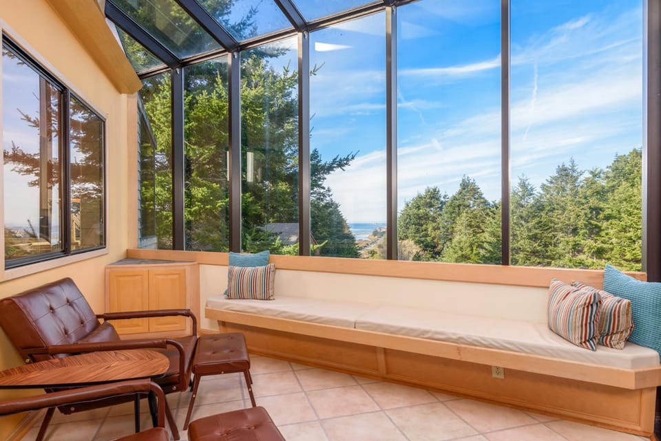 Riverview - Private Hot Tub - Sleeps 12 House in Sonoma County
