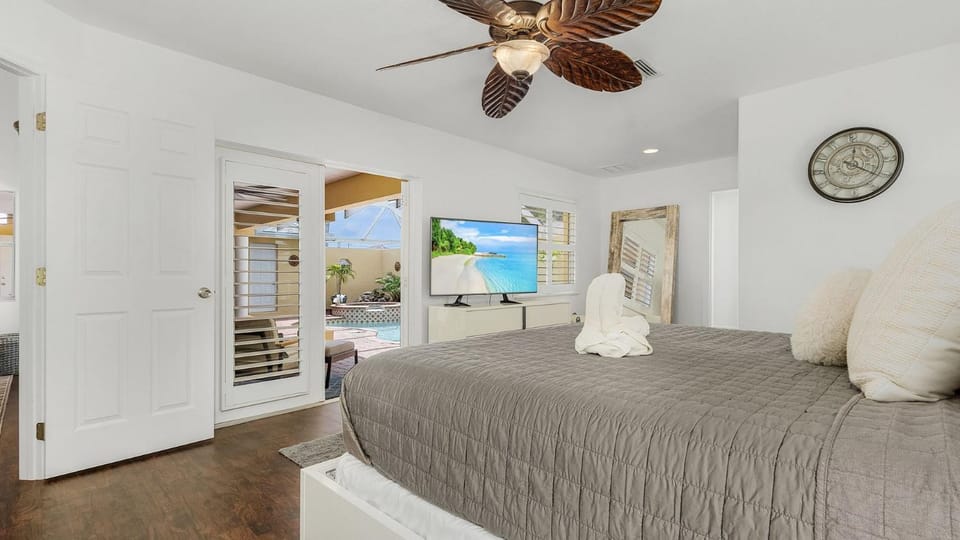 Bed, TV and multimedia, Bedroom