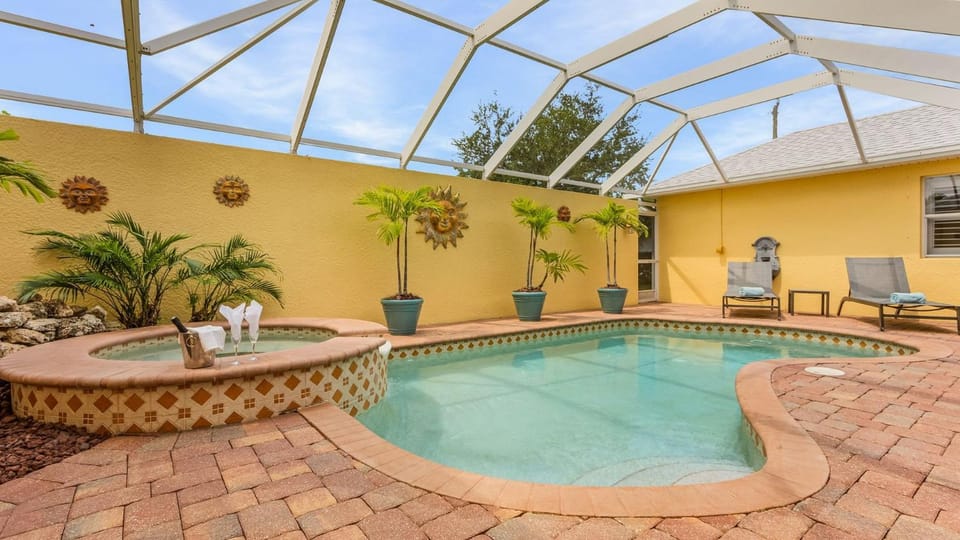 Patio, Swimming pool, sunbed