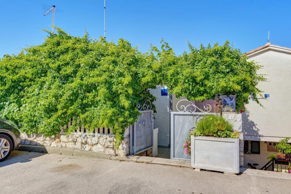 Apartment Goga - Seaview & Parking Apartment in Mali Losinj