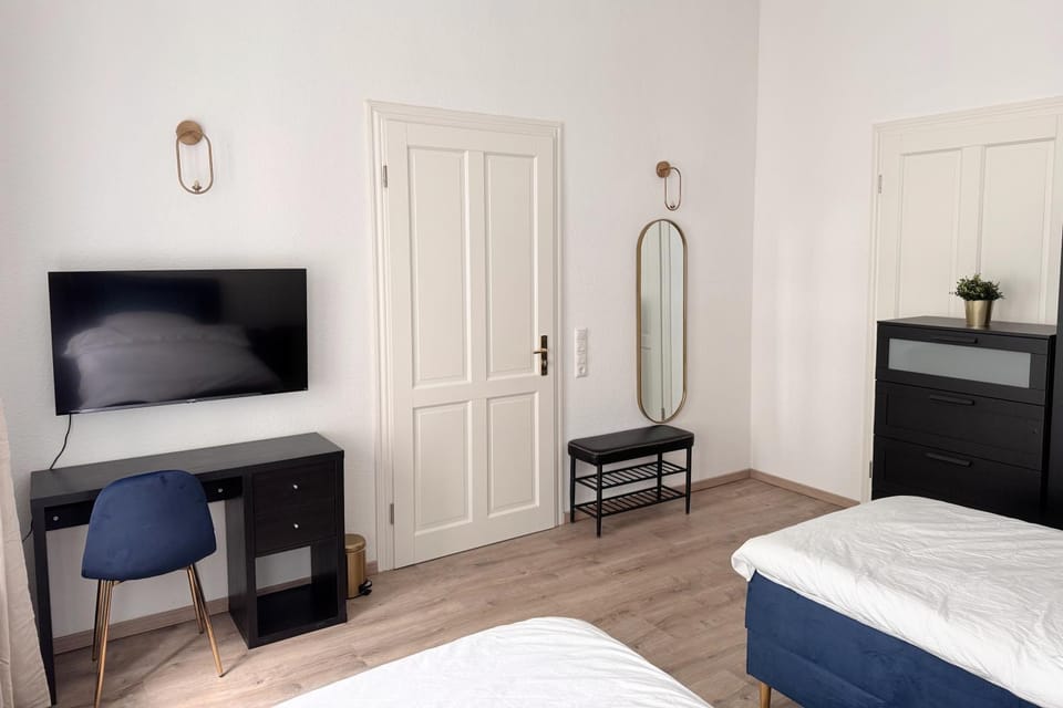 Bed, TV and multimedia, Bedroom, wardrobe