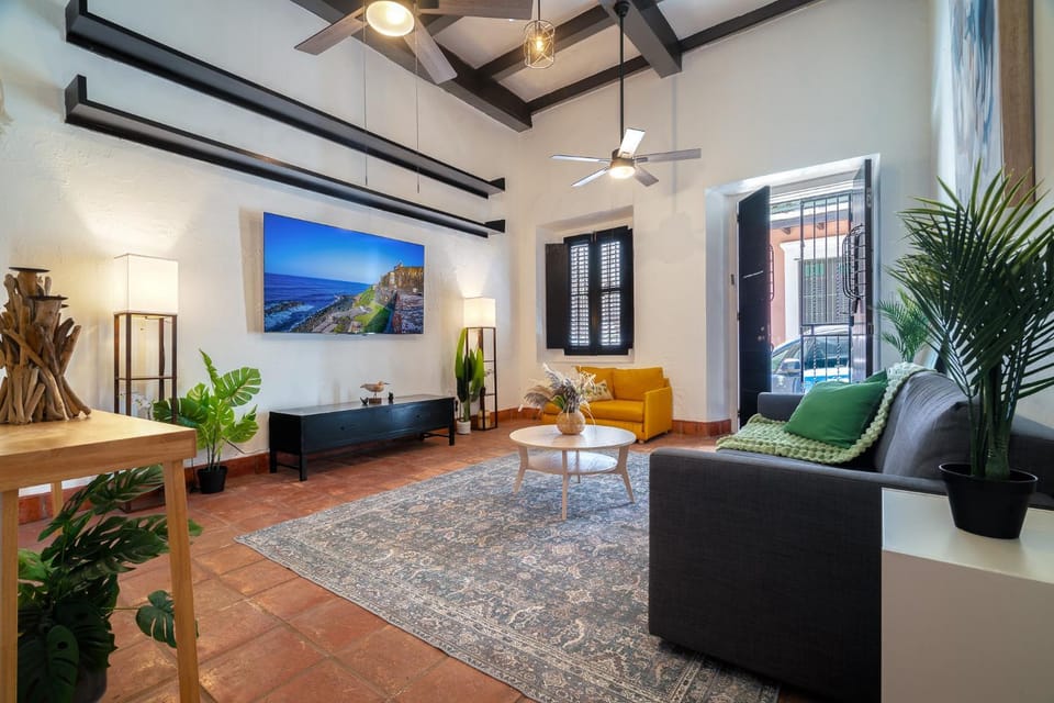 TV and multimedia, Seating area, fireplace