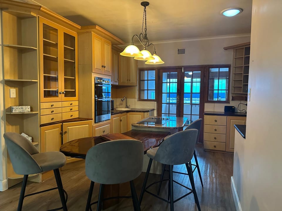 Kitchen or kitchenette, Dining area, stove