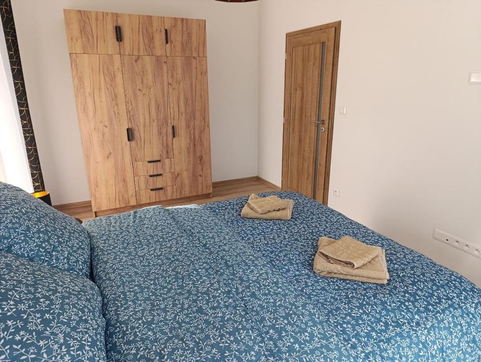 Bed, Bedroom, towels, wardrobe