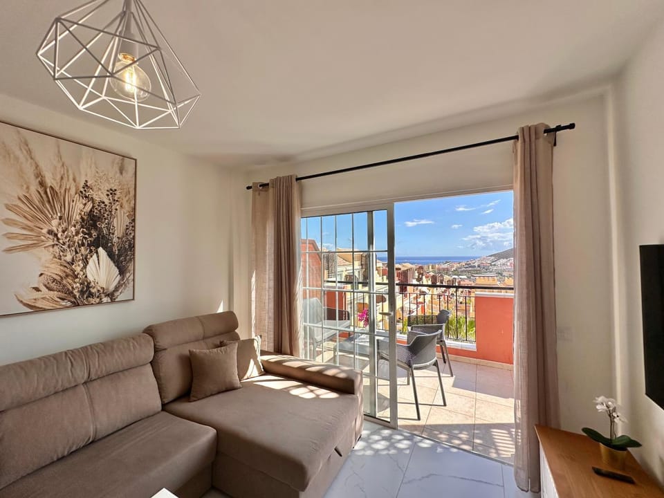 Patio, Communal lounge/ TV room, Day, Natural landscape, TV and multimedia, View (from property/room), Balcony/Terrace, Living room, Seating area, Evening entertainment, Mountain view, Sea view