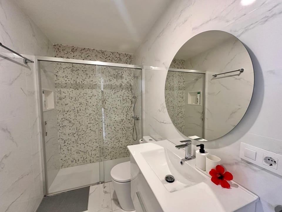 Shower, Toilet, Bathroom, towels